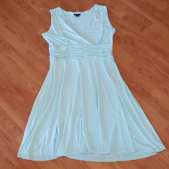 Courtenay Dresses & Skirts - Courtenay mint green slimming flowy dress